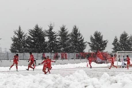 田村翔太さんのインスタグラム写真 - (田村翔太Instagram)「移籍後初ゴール決めれました！ チームのみんなに感謝です。 試合前、ボランティアの方々の 雪かきのお陰で試合をすることができました。ありがとうございました。 #ロアッソ熊本 #移籍後初ゴール #満足せず頑張ります #雪のリーグ戦 #初めての経験 #4枚目魂」4月1日 17時36分 - tamushou