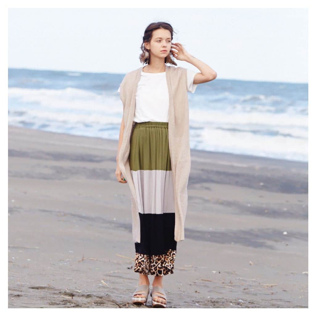 furryrate officialのインスタグラム：「【early summer style】 long × long coordinate ロングベストとロングティアードスカートを組み合わせた、今年らしいstyle . . @uta_nao  @yumi.nemoto.made  @nakaizm12  #furryrate #ファーリーレート #furry #ファーリー #earlysummer #ロングベスト #ジレ #ロングスカート #trend  #coordinate #fashion #style」