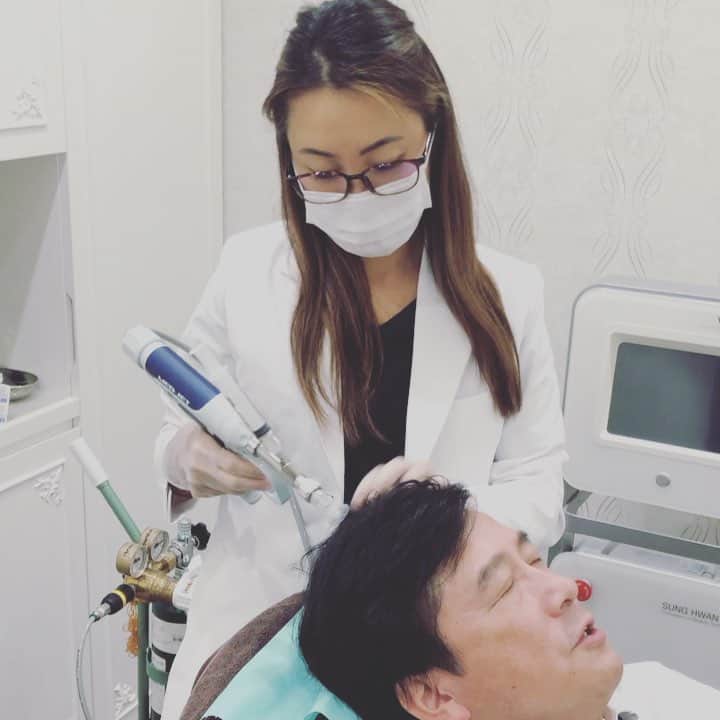のインスタグラム：「SGF（乳歯歯髄幹細胞上清液）メドジェット中😉 毛生えますよ〜〜❣️ 残ったのは私のの白髪に頂きました😁 白髪にも効果ありますよ✨ #sgf #乳歯歯髄幹細胞培養上清液  #銀座ソラリアクリニック #美容アンチエイジング専門医 #黒田愛美」