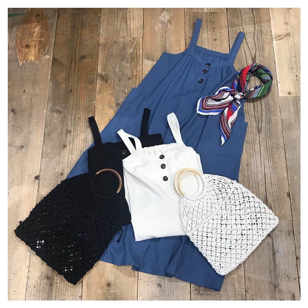 furryrate officialのインスタグラム：「【2019 early summer collection】 . ▶onepiece #キャミワンピース  No.40757343 ベージュ/ブラック/モカ/ブルー ¥9,612- . ▶bag #マクラメバッグ  No.39470077 オフホワイト/ブラック ¥6,372- . . #furryrate #furry #ファーリーレート #ファーリー #early #summer #collection #recommended #ワンピース #cordinate」