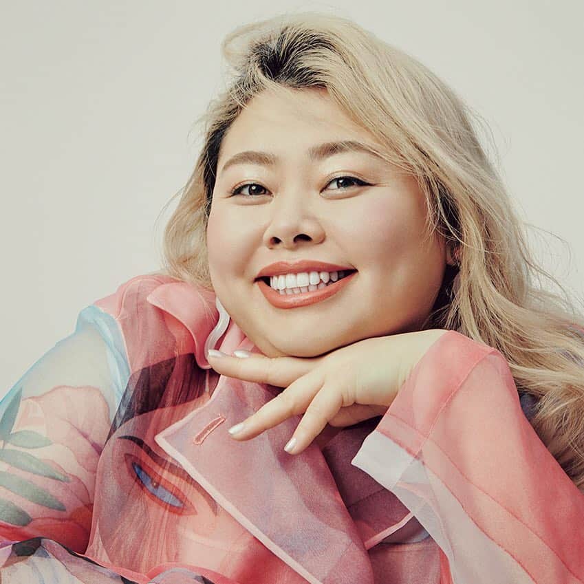 のインスタグラム：「#FRaU 2019年5月号（3月22日発売）の表紙を飾っていただいた#渡辺直美 さん。周りを自然に#笑顔 にしてくれるその姿、ハッピーなオーラに魅せられます❤︎ . @fraumagazine #FRaUSMILE #きれいな歯で笑おう @watanabenaomi703」