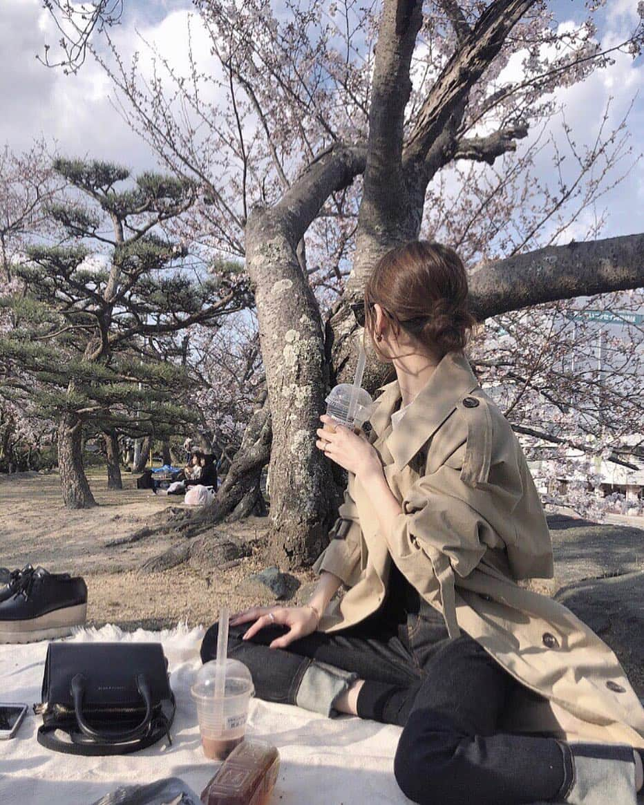 石元歩唯さんのインスタグラム写真 - (石元歩唯Instagram)「Hello, April.  楽しみにしてたお花見 🌸 まだまだ蕾も多かったから 来週もお花見できそう🧥♡ . sunglasses @celine pierce @dior coat @amel_official__ denim @johnlawrencesullivan_official shoes @stellamccartney  #ai_fashion #ai_pic #HelloApril #April #sakura #cherryblossom」4月1日 17時53分 - 518aichi