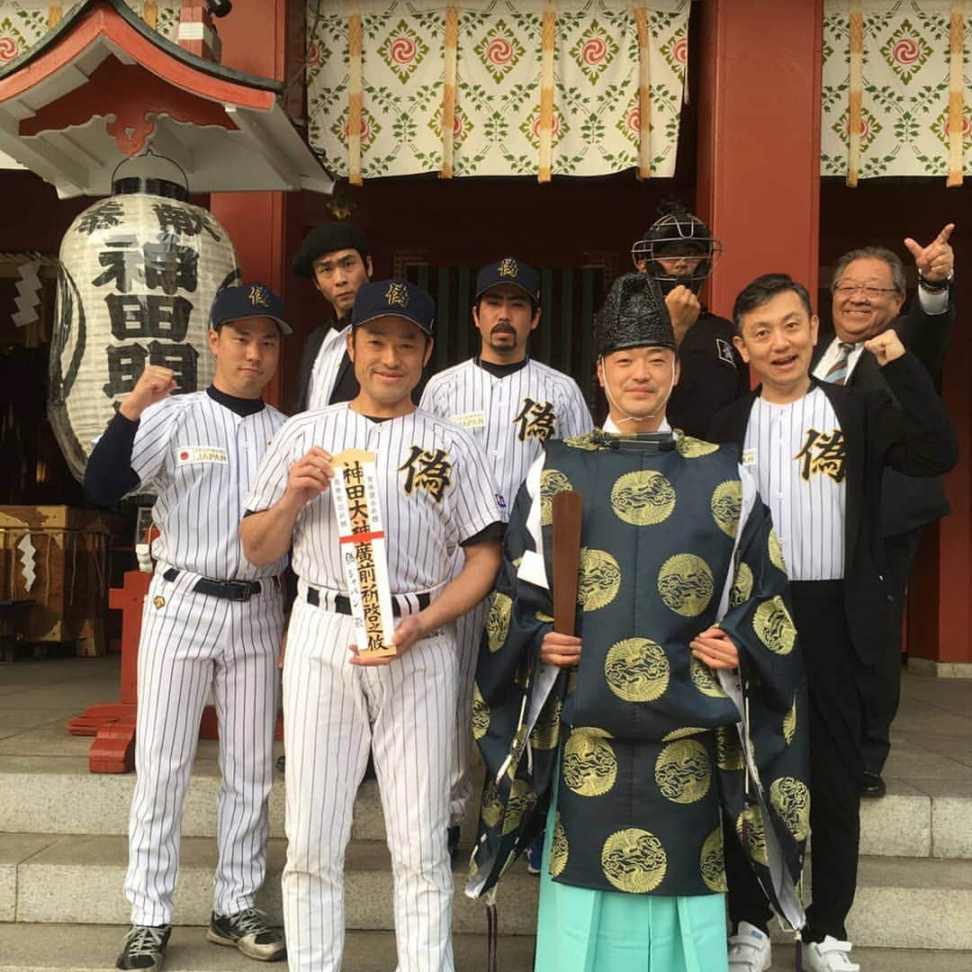 カトゥー直也さんのインスタグラム写真 - (カトゥー直也Instagram)「侍ジャパン応援団！偽ジャパン！ 「神田明神」にて参拝！毎年ありがとうございます～♪ 今年は偽片岡鶴太郎さん！書道で書いた「令和」でハイ、チーズ！ #侍ジャパン #侍JAPAN #偽ジャパン #偽JAPAN #神田明神 #新元号 #令和  #片岡鶴太郎さん #片岡ツルツル太郎 #カトゥー #おげんこ」4月1日 17時53分 - ogenko0124