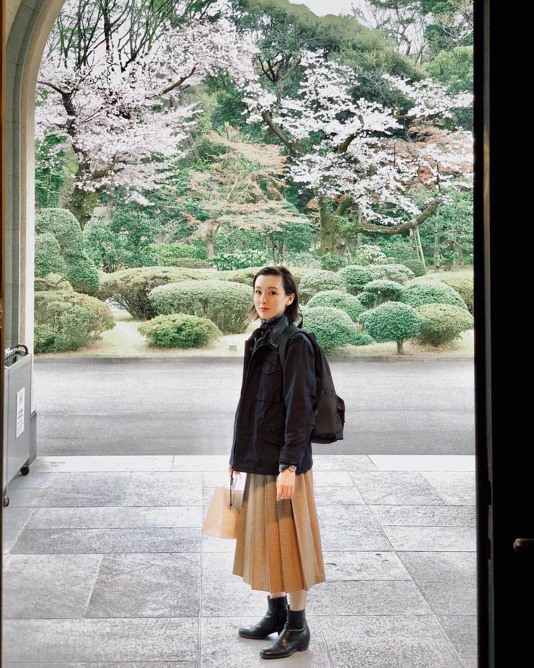 前田紀至子さんのインスタグラム写真 - (前田紀至子Instagram)「私が作りたかったものを作るのは、どうして私じゃないのだろう。私には、いつ何処で何が足りなかったのだろう。 嫉妬というのはそういう想いから生まれるんだなぁと思い知りました。 行きたかった岡上淑子さんのフォトコラージュ展覧会、一緒に行く相手は一人しか居ないと決めていた。そして二人でガツンと打ちのめされたのでした。  コラージュ――他人の作品の拝借。鋏と少しばかりの糊。 芸術……芸術と申せば何んと軽やかな、 そして何んと厚かましい純粋さでしょう。 ただ私はコラージュが其の冷静な解放の影に、 幾分かの嘲笑をこめた歌としてではなく、 この偶然の拘束のうえに、意志の象を拓くことを願うのです。（岡上淑子） #東京都庭園美術館」4月1日 18時04分 - ki45m