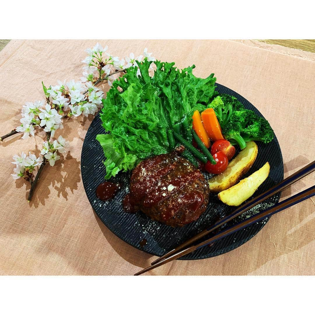 GENKINGの釜飯さんのインスタグラム写真 - (GENKINGの釜飯Instagram)「今日はハンバーグ盛り付け👩‍🍳@cookpad_tv  見てね❤️ #genkingkitchen」4月1日 18時05分 - genkingkitchen