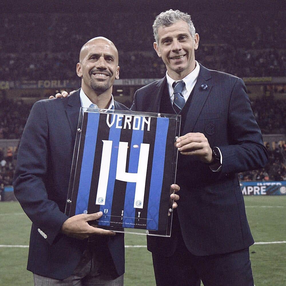 インテルナツィオナーレ・ミラノさんのインスタグラム写真 - (インテルナツィオナーレ・ミラノInstagram)「LA BRUJITA! 😍🖤💙 Juan Sebastian #Veron was honoured by #InterForever yesterday at San Siro! #Inter #ForzaInter #Legend #Football」4月1日 18時05分 - inter