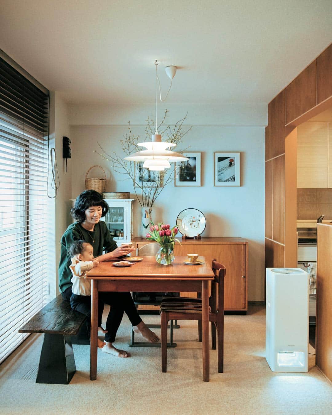 のインスタグラム：「最新号「スタンダードになっていくもの」発売中です。 板井麻衣子さん（@maikorophone）が自宅のリンビングに選んだのは、過剰な機能やデザインを削ぎ落としたシンプルな佇まいの空気清浄機「バルミューダ ザ・ピュア」。 4月6日（土）には、二子玉川の蔦屋家電にて板井さんをゲストに招いた〈バルミューダ〉主催のトークショーが開催されます。インテリアやライフスタイル、新生活のヒントが詰まったイベントです。詳細は弊誌サイト[andpremium.jp]にて。 photo:@yamamotoayumi3 #andpremium #板井麻衣子 #BALMUDA #ThePure #PR @balmuda」