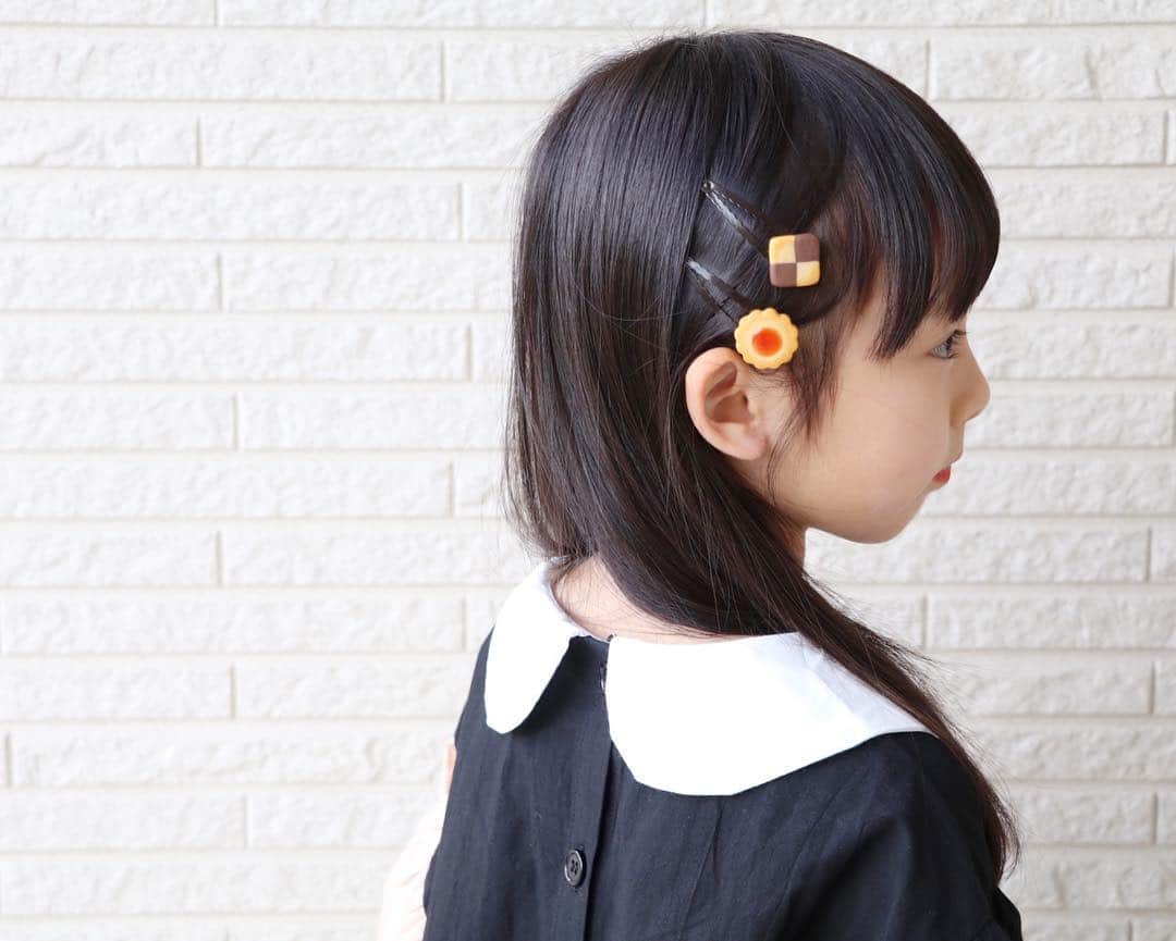Akiさんのインスタグラム写真 - (AkiInstagram)「4/1 ・ はじめまして令和 #言いたいだけ ・ ・ 小学校時代の ガチリアル友達が ハンドメイド始めました🥞♡ @chirp_terrace ・ 低学年の私が1人で このお友達の家へ行こうとしたら 辿り着けずに挙句に迷子になり 諦めて帰宅したという エピソードのお友達👭← ・ ・ もう見てわかる通り 本物くっつけた？！ってぐらい 美味しそうな作品の数々🥞🍪🍿🍴 ・ これだけのクオリティーの高さなのに 信じられないぐらい プチプラ🙏 ・ ・ minneと 山形市内で委託販売中です🗣 ・ 気になる！欲しい！って方 直接DMしてみてね☺️💌 ☟  @chirp_terrace ・ ・ そろそろ娘の前歯が抜けそうで 入学式まで耐えてくれと 毎晩祈るばかり🦷 ・ ・ ・ ・ #スイーツアクセ#ハンドメイド#handmade#樹脂粘土#ミニチュアフード#アクセサリー」4月1日 17時58分 - mas_0504