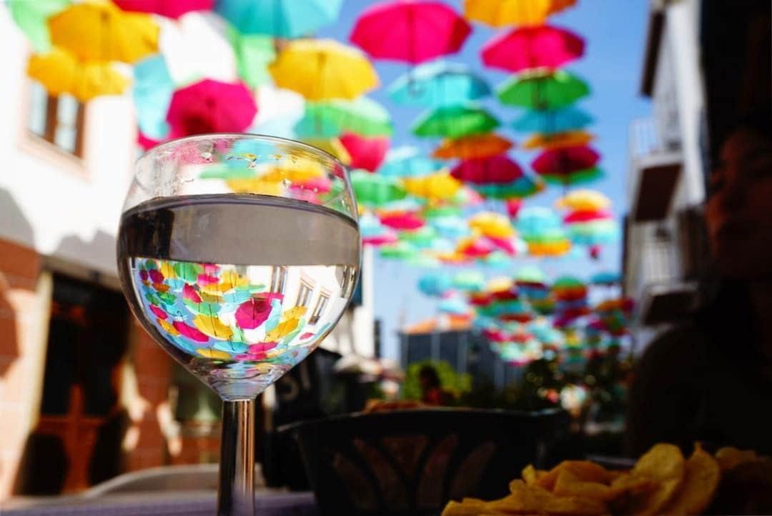 楽天トラベル さんのインスタグラム写真 - (楽天トラベル Instagram)「#ポルトガル の#アゲダ という街で行われる#傘祭り の写真を @yoshik_lx さんにシェアいただきました✨素敵なお写真をありがとうございます。 . ~~~~~~~~~~~~ 夏の間だけ行われる傘祭り。 色んな種類の傘が吊るされていて、街中のベンチも階段も壁も全部カラフル。 ~~~~~~~~~~~~ . 旅先で撮った素敵な写真に @rakutentravel をタグ付けしてシェアしてね♪ 厳選してこのアカウントで紹介させていただきます！ . #楽天トラベル #楽天  #rakutentravel #旅 #旅行 #旅に出よう #旅行好きな人と繋がりたい #travel #trip #アゲダの傘祭り #agueda #porutugal #傘 #umbrellasky」4月1日 18時00分 - rakutentravel