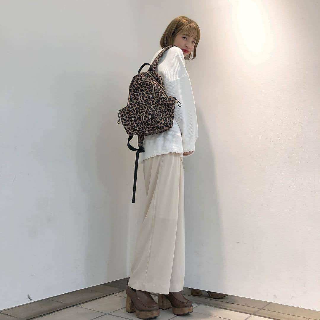 RiLiさんのインスタグラム写真 - (RiLiInstagram)「気になる部分を隠しつつ、スタイル良く見えるボトムスって・・？🤔💭 ..... お尻や足やお腹などをコンプレックスに感じる子も少なくないはずっ🙊⚡でもやっぱりおしゃれは楽しみたい❣❣そんな子には【ボリュームパンツ】をおすすめします🙋♀💕 ボリュームパンツの魅力は、ゆったりとしたデザインだから隠したい部分をしっかり隠せるのに脚長効果もばっちりなところっ🐣🌟ハイウエストだとお腹もしっかりカバーできちゃうよ💋 トップスをフロントだけインして、後ろを出すとお尻カバーもできちゃう👻 コンプレックスカバーをしつつ、ちゃんとトレンドをキャッチできる【ボリュームパンツ】🧸みんなもゲットしてみてね💕 ❣ ❣ ❣ ❣ ❣ サイトやSNSで掲載させていただくお写真募集中😘📸 かわいいコーデやアイテム、注目スポットなどが撮れたら、ハッシュタグ→#rili_tokyo  を付けて投稿❗ ． Special Thanks💋 Photo by @k.a.n.a.96 @lg1125k @raymai_style @_fiichan_ @wanco.o @__megu526__ @rk_3124 @@mrn.16 ． #春 #春コーデ  #ボリュームパンツ�#スラックスパンツ #スラックス #ストレートパンツ #ワントーンコーデ #シンプルコーデ  #カジュアルコーデ #ガーリーコーデ #置き画 #置き画くら部 #今日のコーデ #コーデ #コーディネート #RiLi  #おしゃれさんと繋がりたい #お洒落さんと繋がりたい #ファッション #패션스타그램 #ootd #outfit」4月1日 18時00分 - rili.tokyo