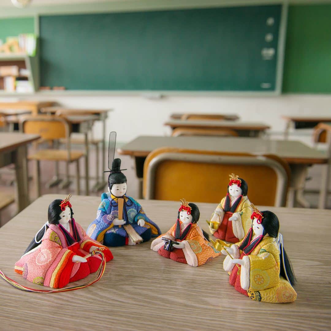 人形工房ふらここ-雛人形 五月人形-さんのインスタグラム写真 - (人形工房ふらここ-雛人形 五月人形-Instagram)「. 今日から4月🌸 . ご入学・ご進級されるお子様を、お雛様たちもお祝いしています✨ . #ふらここ #ママリ #赤ちゃん #コドモノ #インテリア #男の子ママ #女の子ママ #赤ちゃんのいる生活 #プレママ #こどものいる暮らし #初節句 #ハピベビ #ひな祭り #ひなまつり #お雛様 #雛人形 #桃の節句 #雛祭り #おひなさま」4月1日 18時00分 - furacoco_official