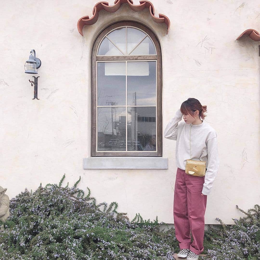 RiLiさんのインスタグラム写真 - (RiLiInstagram)「気になる部分を隠しつつ、スタイル良く見えるボトムスって・・？🤔💭 ..... お尻や足やお腹などをコンプレックスに感じる子も少なくないはずっ🙊⚡でもやっぱりおしゃれは楽しみたい❣❣そんな子には【ボリュームパンツ】をおすすめします🙋♀💕 ボリュームパンツの魅力は、ゆったりとしたデザインだから隠したい部分をしっかり隠せるのに脚長効果もばっちりなところっ🐣🌟ハイウエストだとお腹もしっかりカバーできちゃうよ💋 トップスをフロントだけインして、後ろを出すとお尻カバーもできちゃう👻 コンプレックスカバーをしつつ、ちゃんとトレンドをキャッチできる【ボリュームパンツ】🧸みんなもゲットしてみてね💕 ❣ ❣ ❣ ❣ ❣ サイトやSNSで掲載させていただくお写真募集中😘📸 かわいいコーデやアイテム、注目スポットなどが撮れたら、ハッシュタグ→#rili_tokyo  を付けて投稿❗ ． Special Thanks💋 Photo by @k.a.n.a.96 @lg1125k @raymai_style @_fiichan_ @wanco.o @__megu526__ @rk_3124 @@mrn.16 ． #春 #春コーデ  #ボリュームパンツ�#スラックスパンツ #スラックス #ストレートパンツ #ワントーンコーデ #シンプルコーデ  #カジュアルコーデ #ガーリーコーデ #置き画 #置き画くら部 #今日のコーデ #コーデ #コーディネート #RiLi  #おしゃれさんと繋がりたい #お洒落さんと繋がりたい #ファッション #패션스타그램 #ootd #outfit」4月1日 18時00分 - rili.tokyo