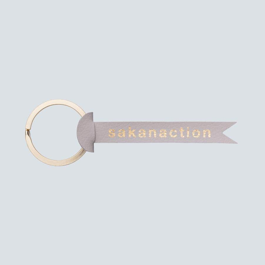 サカナクションさんのインスタグラム写真 - (サカナクションInstagram)「FABRICK × sakanaction KEYRING ﻿ ﻿ ¥1200- ﻿ ﻿ 魚図鑑ゼミナールツアーでも人気のキーリングに、新色ライトウォームグレー×ゴールドが登場。 ﻿ 柔らかいネオレザーを使用。バッグなどのファスナーホルダーとしても使用可能です。 ﻿ ﻿ #AL834194 #サカナクション834194 #SAKANAQUARIUM2019 #FABRICK」4月1日 18時02分 - sakanaction_jp