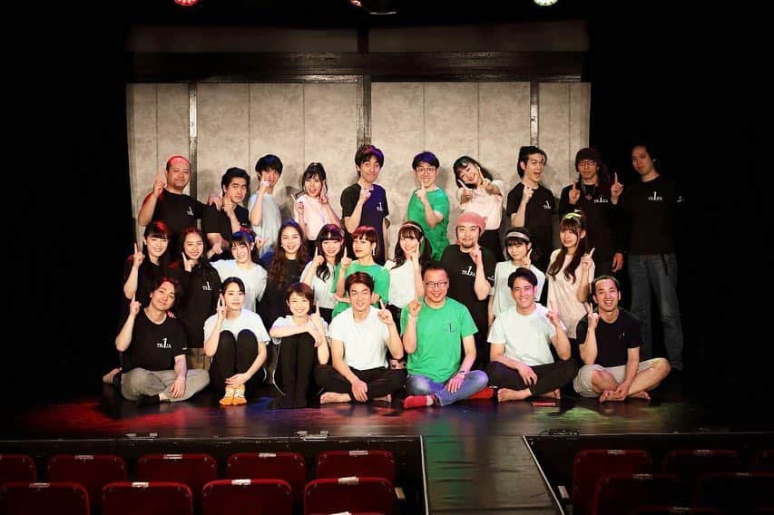 のインスタグラム：「たやのりょう一座 蒲田行進曲 平成最期の舞台 全公演終演致しました。 . ２月から稽古してきて そしてまた。 浅草木馬亭に帰ってくることができました。 . 昨日までの出来事が、日々が 既に夢だったかのような。 幻想の世界から出てきてしまったような4月1日です。 . たくさん笑って たくさん泣いた。 多分かれんの涙腺は 人の5倍はあるのじゃないかというくらい お芝居に。そして重なるちゃんさんのギター。 空気感。 切なさ、しあわせ、悲しさ、感動 いろんな涙がぼろっぼろでした。 . 集中稽古に入ってからはもう毎日 通し稽古していたのに。 とおもうと あ、おわったんだなあ。と。 客席から全部みたかった！ みんなの好きなシーンも台詞も表情も たくさんあるのです。🌷 . しあわせだったあ。 . また会う日まで。 だいすきよ。浅草さん。🌸 . #たやのりょう一座  #蒲田行進曲」