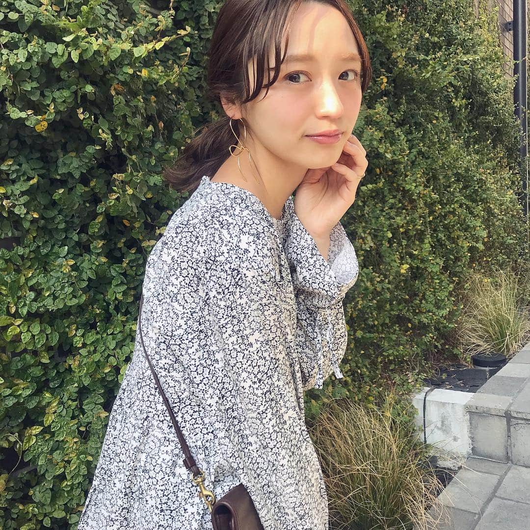 江本るり恵さんのインスタグラム写真 - (江本るり恵Instagram)「お洋服。 トップスピアスどちらも @unbouquet です。 ブラウスの季節がきた💛 形が綺麗でお気に入り。 大振りピアスはこれからの時期に良さそう✌️ #unbouquet」4月1日 18時08分 - emotorurie