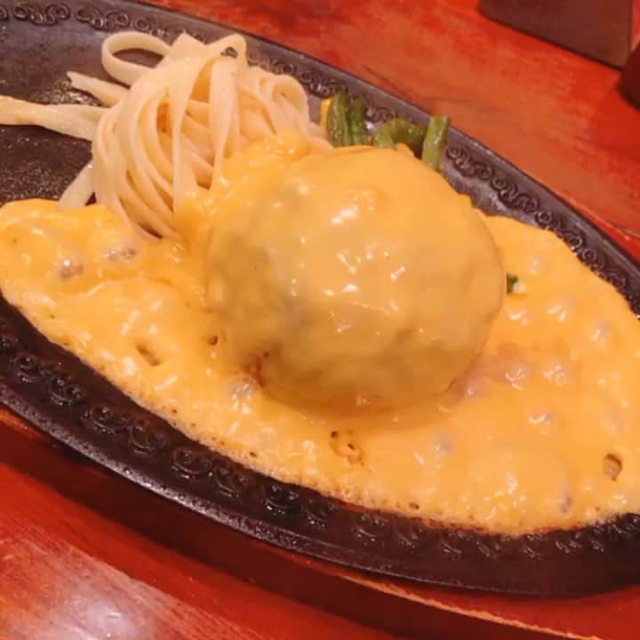 のインスタグラム：「🇳🇱 #モンブラン . カフェみたいなお店の名前なのに 店内もメニューもめっちゃファミレス（笑） ここの #オランダ風ハンバーグ が 有名らしくて食べてみたかったの〜🧀❤ 濃厚なチェダーチーズがたっぷりかかってて お口の中がしあわせいっぱいになった😌💓 . #浅草ランチ #チーズ大好き #チーズ好き」