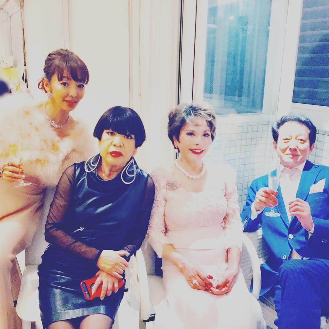 神田うのさんのインスタグラム写真 - (神田うのInstagram)「デヴィ夫人💕と樋口社長💕とトニーさん💕お祝いに駆けつけて下さりありがとうございました😊 デヴィ夫人💕は24歳のバースデーパーティーにもいらしてくれてあれから20年もの月日が経ったんだなーと改めて時の早さに驚くばかりです。デヴィ夫人💕のエネルギーは20年経っても衰える事がありません（笑） @junko_koshino_official  @tony_kaito  #お誕生日#バースデー#バースデーパーティー#ピンク#pink#birthday#birthdayparty#大好きなみんな#お祝いしてくれて#ありがとう#幸せでした#嬉しかった#楽しかった#どうもありがとう#happy#happybirthday#感謝#神田うの#44歳#unokanda#uno#桜#cherryblossom#party#パーティー」4月1日 18時09分 - unokandaofficial