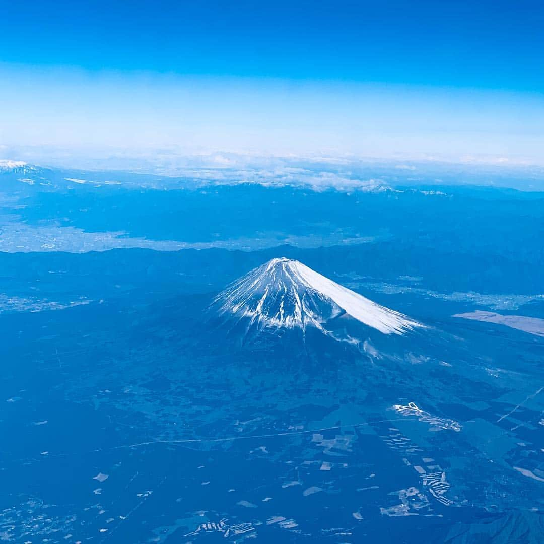 今井絵理子さんのインスタグラム写真 - (今井絵理子Instagram)「新元号「令和」  万葉集の梅の花の歌より 「時に初春の令月、気淑く風和ぐ。」 厳しい寒さの後に春の訪れを告げ、見事に咲き誇る梅の花のように、ひとりひとりの日本人が明日への希望とともに、それぞれの花を大きく咲かせることができる。そうした日本でありたいとの願いを込め、決定をされたようです。  その願いが皆さんに届きますように。  以前、飛行機から撮影した富士山🗻  #新元号  #令和」4月1日 18時11分 - erikoimai0922