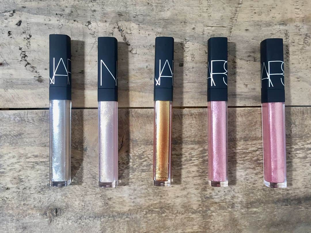 GODMake.さんのインスタグラム写真 - (GODMake.Instagram)「・ 〈4月19日発売　NARS マルチユースグロス〉 ナーズの新しい「マルチユースグロス」は、リップだけでなく、 目元やチークにも使うことが出来るんです！ クリーミーで心地よいテクスチャーにより 重ねづけしてもルミナスな光沢感ある仕上がりが続きます♡ ・ ・ ・ ◆Item #NARS マルチユースグロス スウォッチ画像上から #5060,#5961,#5962,#5963,#5964 ・ ・ ・ #イエベ#ブルベ#コスメ#メイク#デパコス#リップ#ルージュ#口紅#コスメレポ#コスメ紹介#化粧品#おしゃれ女子#メイク動画#godmake#cosmetics#lips#lipstick#Beauty#love」4月1日 18時13分 - bybirth_official