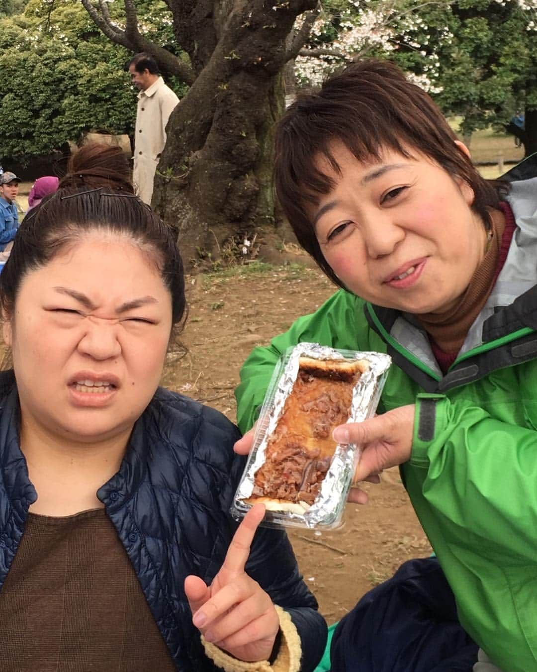 八幡カオルさんのインスタグラム写真 - (八幡カオルInstagram)「#カオズコーデ🌸 美熟女芸人とお花見🌸 おつまみはみんなで持ち寄って〜。 なので、私ははんぺんと生ハムで 「令和」作ってみました！ はんぺん焦がしたのとイカの塩辛で作ったやつはちょっと失敗…💧 雨降りそうだったのでカラオケ行って、 ウメさんのピンクと私の茶色で室内桜🌸できました…😂 ・ ・ #お花見 #美熟女芸人 #令和 #花より団子」4月1日 18時15分 - kaoruyahata