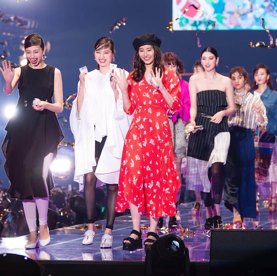 のインスタグラム：「【ニュース】30日に横浜アリーナで開催された「第28回 東京ガールズコレクション 2019 SPRING/SUMMER(TGC)」の後半は、新木優子のランウエイウオークでスタート。﻿ ﻿ その後は「ケービーエフ（KBF）」「スライ（SLY）」などのランウエイに桐谷美玲、堀田茜といった前半未登場の人気モデルもランウエイに続々と現れた。﻿ ﻿ ニュースの続きはストーリーまたはプロフィールのリンクから🔗 ﻿ ﻿ PHOTOS : SHUNICHI ODA﻿ ﻿ #TGC #東京ガールズコレクション #新木優子 #桐谷美玲 #堀田茜」
