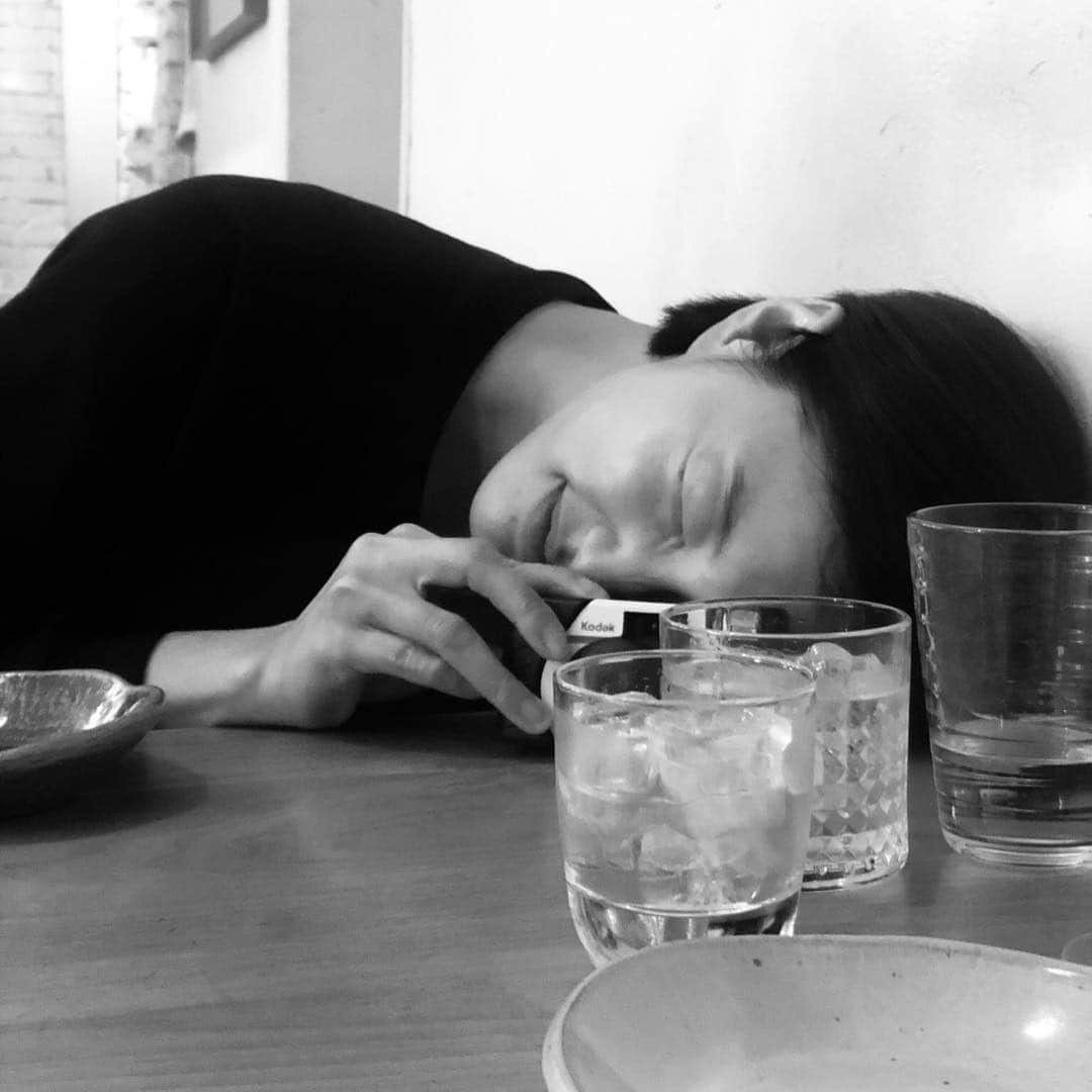 イ・エルのインスタグラム：「_ 저 식당에서 막 자고 그런 사람 아닙니다🙄」
