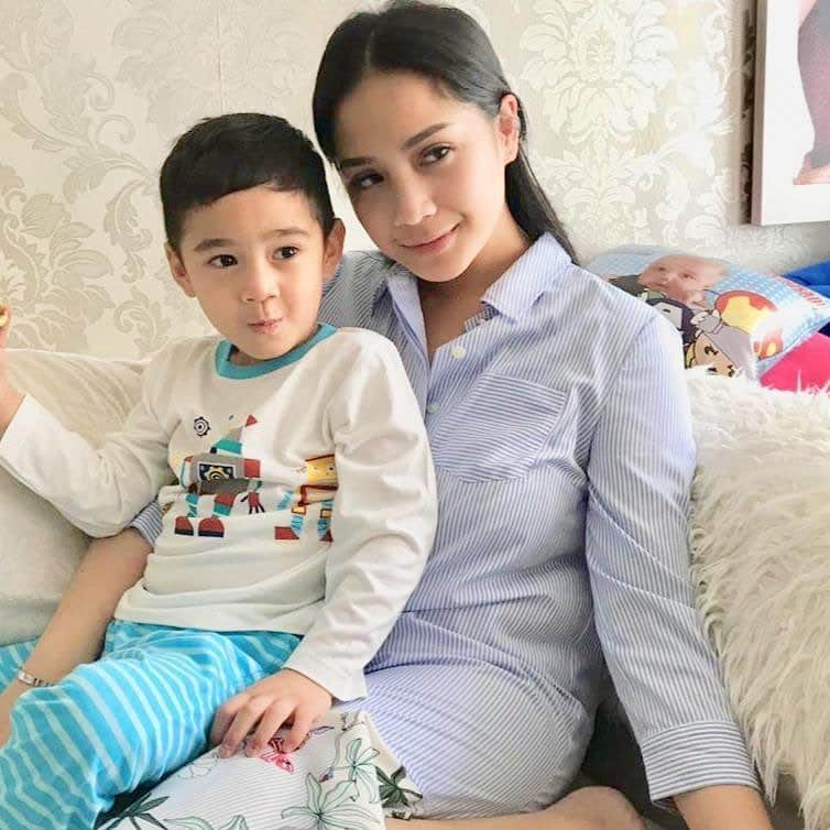 Raffi Ahmadさんのインスタグラム写真 - (Raffi AhmadInstagram)「Do you see robots?  Lihat bajunya Rafathar dongs... Baju-celana tidur ini harus dikoleksi banget.  Ini produk terbaru @velvetjunior : Bamboo Cotton Mix&Match. Tahu kan, pakaian dari serat bamboo itu lembuut banget, adem dan nyaman banget. Must have, pokoknya... buruan kunjungi baby shop kesayangan ya... Oiya, Bamboo Cotton Mix&Match ini satu packnya berisi 2 stel celana dan baju yang bisa di mix and match menjadi 4 kombinasi seru! Jangan lupa follow IG @velvetjunior yaa... #velvetjunior #trustvelvetjunior #velvetbamboocotton #velvetmixandmatch」4月1日 18時19分 - raffinagita1717