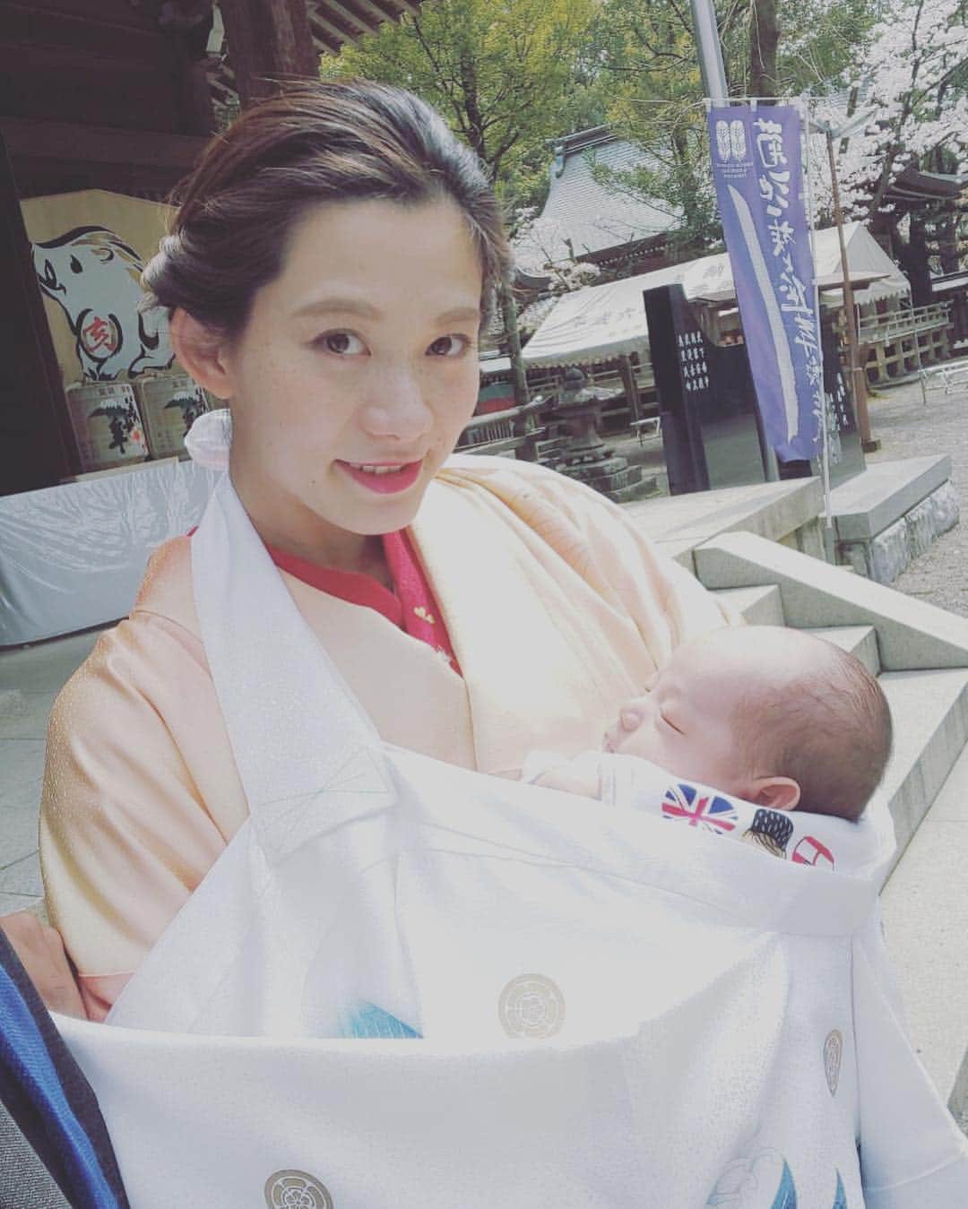 平山奈美のインスタグラム：「. 【平成31年3月30日】 . 無事お宮参りを終えました⛩ 春らしい色の母の着物を着て👘 父ちゃんも帰ってきてくれて🧔🏿 愛する人の晴れ舞台の瞬間を大切な人達と一緒に。 貴重で幸せな時間をありがとう。 これからもすくすく育ってね🐷 . #お宮参り #お宮参りコーデ #家族 #平成最後 #着物 #里帰り #赤ちゃんのいる生活 #生後1ヶ月 #新米ママ  #japan #kumamoto #baby #boy #family #mom #love #thankyou」