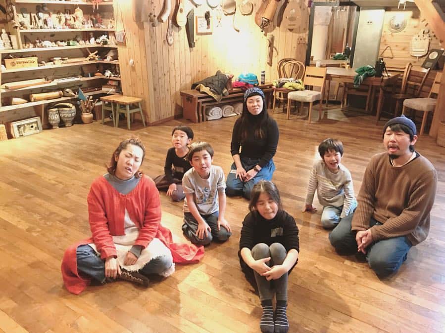 松本野々歩のインスタグラム：「「あそびの合唱団」 今回私の回は三回ありました 私が前もって考える部分は一応あるけど 結末や答えは用意していないから どの回も全然違って そーくるか！な予期せぬ景色も楽しいし 見れたらいいなぁ〜と思ってた景色が見れるのも嬉しいし  ある回の冒頭で、「あそびの教室ってどんなところ？」って質問から ある子が「ルールはないほうが面白いじゃん」と言って ある子が「ルールがないとサッカーとかラグビーもただの戦いになっちゃうじゃん」って言って 「ルールはあったほうがいい？ないほうがいい？」って話に思いがけずなって すごく面白い時間でした もっともっとしてたかったなぁ〜  みんなでそんな話ができる場所になったのが嬉しい  ロバート・バーローは そんなみんなとの時間でできてる！って 今回改めて実感したなぁ」