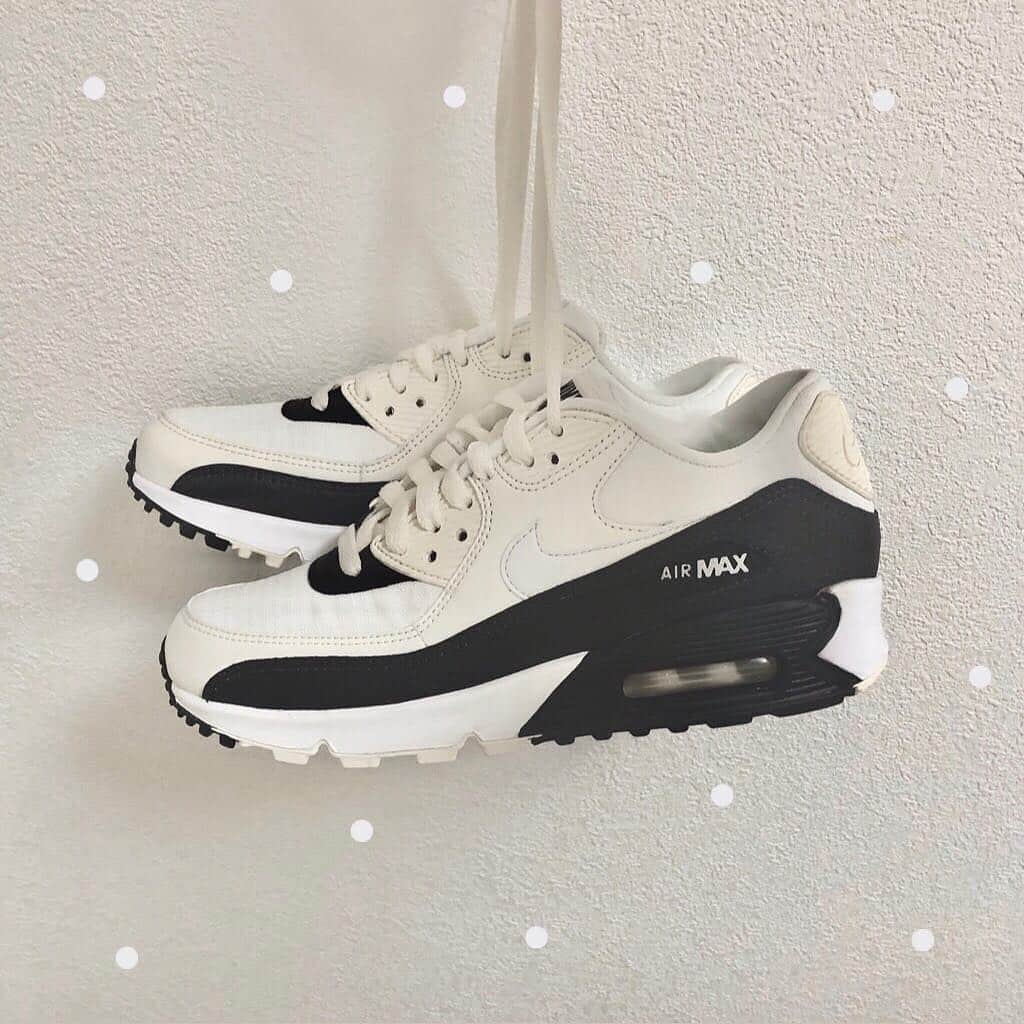 SUCLEさんのインスタグラム写真 - (SUCLEInstagram)「#airmax90﻿ 新元号が発表されましたね✨﻿ ﻿ 気持ちを新たに、スニーカーを新調してみませんか？﻿ ﻿ こちらはNIKE、airmax90の白×黒のデザイン♪﻿ ﻿ ぜひチェックしてみてください👀﻿ ﻿ photo by @__andmi ﻿﻿﻿ Sucle のBASEにて、Sucleオリジナル巾着ポーチを販売中✨﻿ ﻿ プロフィールのURLかストーリーズのURLからジャンプできるので、ぜひチェックしてみてください！﻿ ﻿ @sucle_ では紹介する写真を募集中👧🏻﻿﻿ ﻿﻿﻿﻿﻿ ﻿﻿﻿﻿﻿﻿﻿﻿﻿﻿﻿﻿﻿ タグ付けやハッシュタグをつけてくれた投稿からもピックアップした写真をリポストしています！﻿﻿﻿﻿﻿﻿﻿﻿﻿﻿﻿﻿﻿﻿ #sucle をつける か このアカウントをタグ付けして投稿してね📸﻿﻿﻿﻿﻿﻿﻿﻿﻿﻿﻿﻿﻿﻿ ﻿ #スニーカー #靴 #NIKE #airmax  #黒スニーカー #白スニーカー #エアーマックス #足元倶楽部 #足元くら部  #足元くらぶ  #今日のコーデ#置き画倶楽部 #インスタ映え #おきが #置き画﻿ #インスタ映え #シュクレ #フォトジェニック #ファッション #お洒落 #かわいい #置き画くら部 #おしゃれさんと繋がりたい #おしゃれ #お洒落さんと繋がりたい #可愛い #ootd #おきがくらぶ﻿﻿ ﻿」4月1日 18時20分 - sucle_