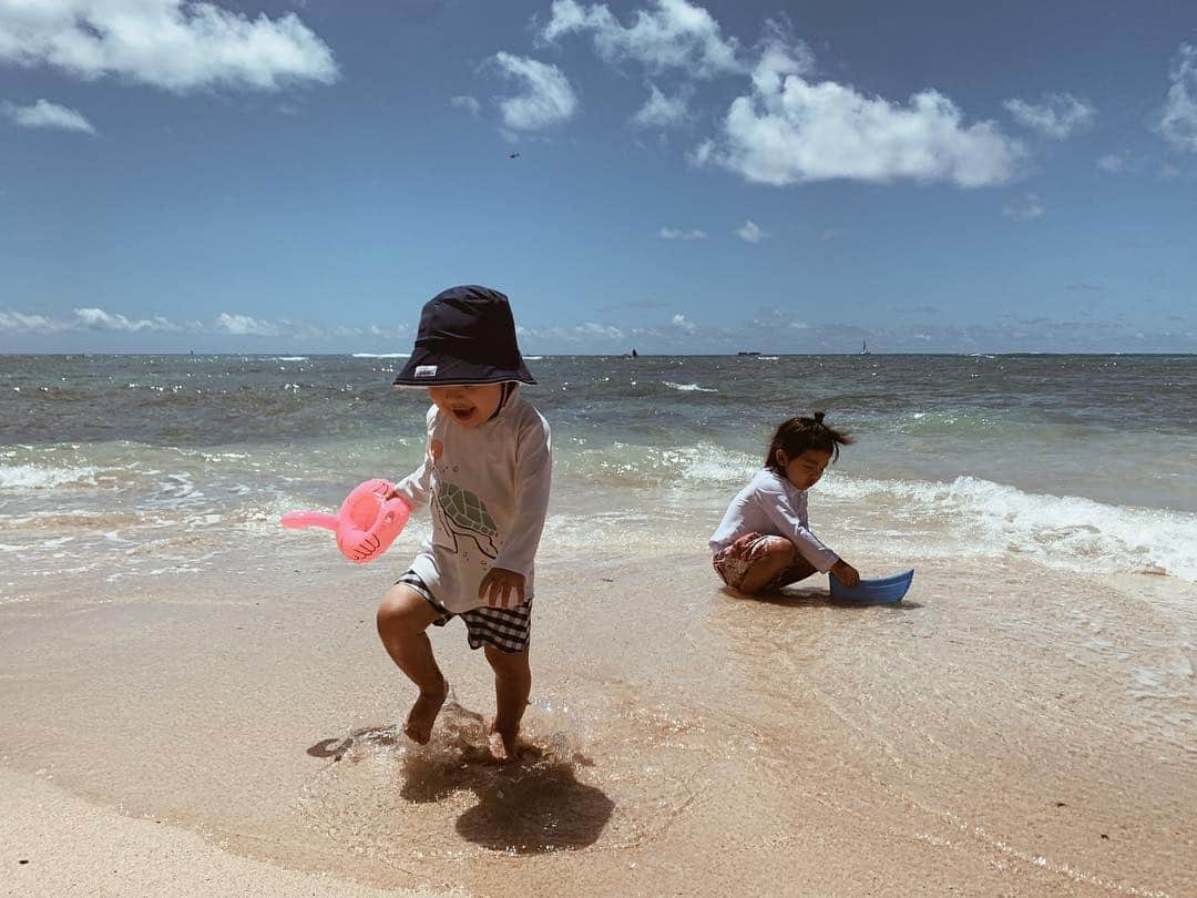 のインスタグラム：「いよいよ明日からスクールがスタート🌈 というわけで、今日は存分に海遊び🏖 せっかく海に慣れ始めてた次男。 波打ち際でこけて、こけたところに波がザブーン🌊 顔面で波を受けて、それからまた抱っこ抱っこに🙃 写真4枚目は波を受けた直後の放心状態の次男😂 それにしても海の透明度が高いなぁ🐠 ・ ・ ・ #Hawaii #ハワイ #4歳10ヶ月 #1歳8ヶ月 #兄弟 #brother #男の子ママ #ハワイ生活 #hawaiilife #ハワイ暮らし #beach」