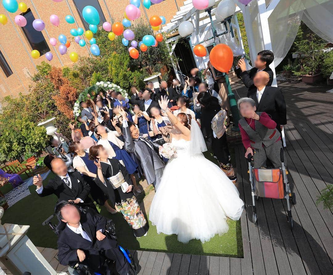 家族挙式さんのインスタグラム写真 - (家族挙式Instagram)「@kazoku_wedding をフォローして、 #家族挙式 でお写真を投稿してくださいね＊* . ------------------- たくさんのご親族、大切な友人に囲まれての バルーンリリース･* みなさまの笑顔がとっても素敵ですよね♩ ゲストの皆さまにも楽しんでいただける、素敵な結婚式に◎ ------------------- . ❁テレビCM放映中 ▹▸ ”家族挙式ベスト”なら 【挙式・衣裳・美容・写真】が含まれたプランが97,200円〜叶います＊ ▽予約はTOPのリンクから❁ >>> @kazoku_wedding ------------------- #家族挙式 #ベストアニバーサリー #家族 #Family #家族婚  #bestanniversary #少人数婚 #wedding #ウェディング #結婚式#フォトウェディング #プレ花嫁 #卒花 #日本中のプレ花嫁さんと繋がりたい #花嫁 #卒花嫁 #国内挙式  #結婚式準備 #weddingtbt #プラコレ#Dressy花嫁 #2019年春婚 #2019年夏婚 #2019年秋婚#2019年冬婚 #セントアクアチャペル #ウェディングフォト #バルーンリリース #結婚式演出」4月1日 18時31分 - kazoku_wedding