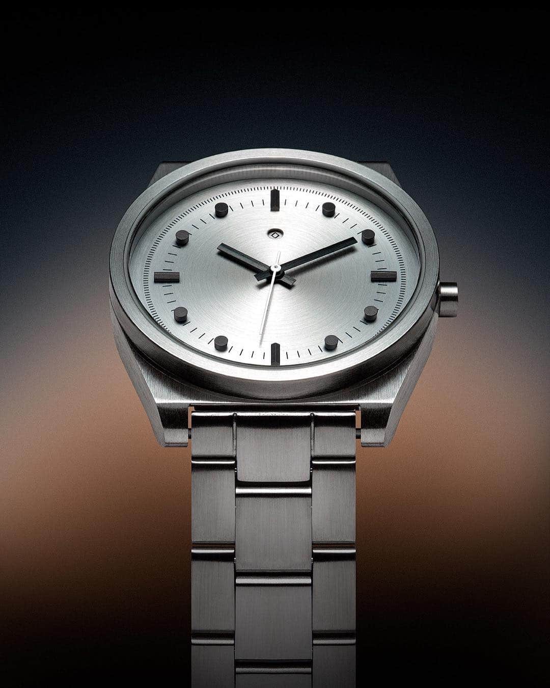 AÃRK Collectiveさんのインスタグラム写真 - (AÃRK CollectiveInstagram)「Introducing the Logo Silver • A refined statement piece with jewellery-like sophistication to elegantly finish any outfit. Featuring a Japanese Quartz Movement housed within a unisex 36mm case design complete with an adjustable metal links strap.」4月1日 18時24分 - aark_collective