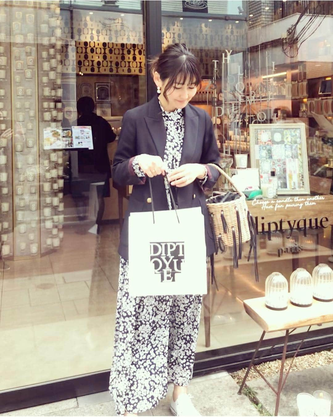 t.krmeさんのインスタグラム写真 - (t.krmeInstagram)「大好きな @diptyque 店へ… 新しいキャンドルが発売されたので行ってきました✨ * Lys(ゆり)とNirguile(水タバコ)いう2つの香り。 ゆりの花の強い香りと蜜のような甘さとタバコの葉の香りを一緒に灯すことでかもし出される甘いスパイシーな香りがとても印象的でした！ PierreFreyの限定版デザインのキャンドルセットで、それぞれの香りのイメージのBoxに入っています🕯 * 私は散々悩んで、愛用中のローズが落ち着く好きな香りなので、Rose × Jasmin の組み合わせを持ち帰りました♡ #diptyque #ディプティック #scentpairing #candles #キャンドル #pierrefrey  @obli のPOPUPで購入したワンピースを着ました💙」4月1日 18時25分 - t.krme