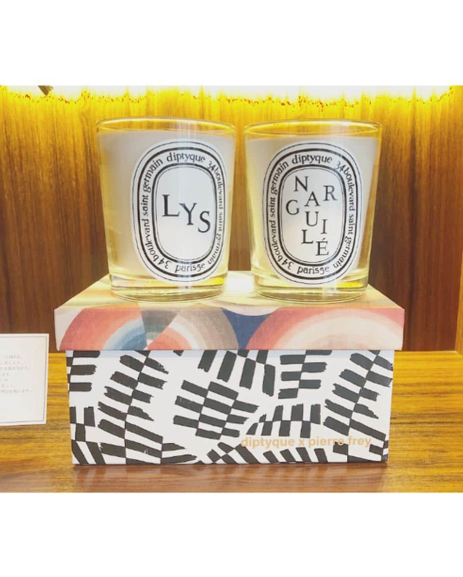 t.krmeさんのインスタグラム写真 - (t.krmeInstagram)「大好きな @diptyque 店へ… 新しいキャンドルが発売されたので行ってきました✨ * Lys(ゆり)とNirguile(水タバコ)いう2つの香り。 ゆりの花の強い香りと蜜のような甘さとタバコの葉の香りを一緒に灯すことでかもし出される甘いスパイシーな香りがとても印象的でした！ PierreFreyの限定版デザインのキャンドルセットで、それぞれの香りのイメージのBoxに入っています🕯 * 私は散々悩んで、愛用中のローズが落ち着く好きな香りなので、Rose × Jasmin の組み合わせを持ち帰りました♡ #diptyque #ディプティック #scentpairing #candles #キャンドル #pierrefrey  @obli のPOPUPで購入したワンピースを着ました💙」4月1日 18時25分 - t.krme