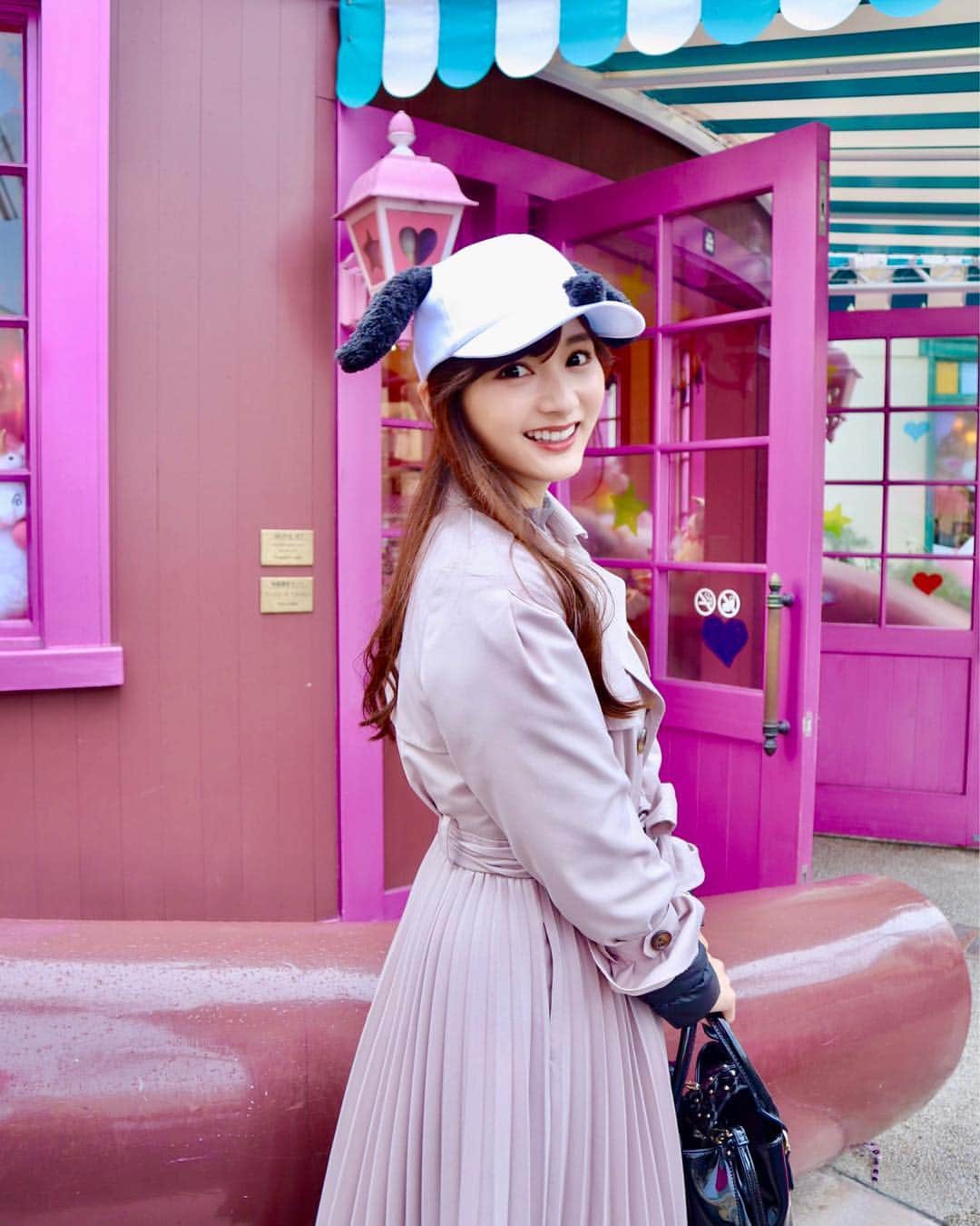 のインスタグラム：「今日から4月🌷 新元号も発表されましたね✨ 平成生まれとしては平成が終わるのは少し寂しいけど、令和も楽しく過ごせたらいいな🥳  写真は週末旅行で行ったUSJ💓 普段カチューシャや被り物はしないタイプだけど、ママが初USJだったので一緒に被りました👯‍♀️ 耳の角度で喜びを表現するママ🤯笑笑 お誕生日旅行だったので、とっても楽しそうで良かったです🎪  私も週末楽しんだので今週月初だけどまた頑張ります💕  #osaka#usj#universalstudiosjapan#mam#mother#SNOOPY#親子旅行#親子度#大阪#ルーム#ユニバ#ユニバーサルスタジオジャパン#新元号#令和#スヌーピー」