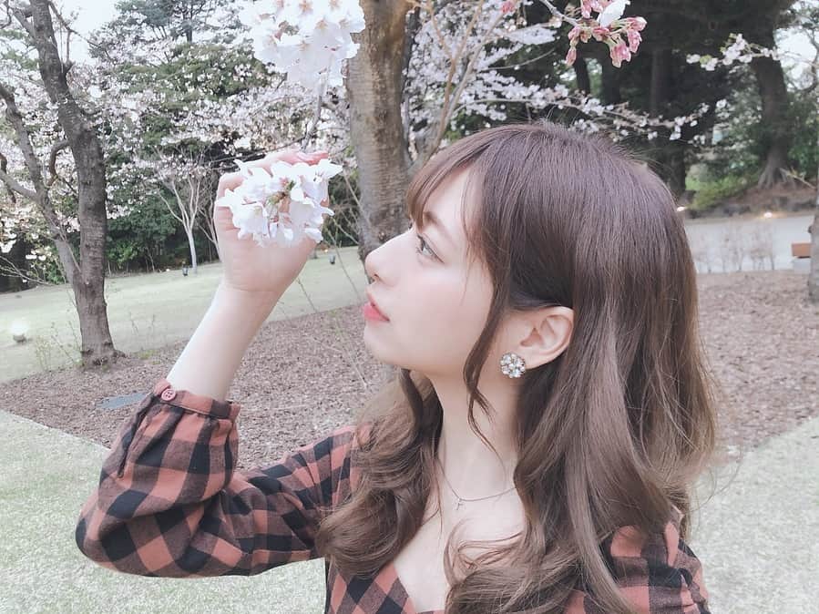 星島沙也加さんのインスタグラム写真 - (星島沙也加Instagram)「4月がきた🌸 この前みんなでお花見ピクニックしたよ🌸」4月1日 18時32分 - sayaka_hoshijima