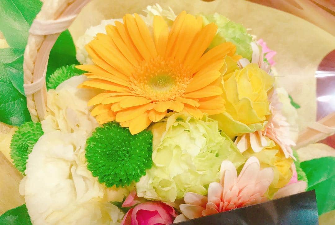 藤木由貴さんのインスタグラム写真 - (藤木由貴Instagram)「卯月✨🌼 先月は色んな所で花束を頂きました。お家がいつも華やかでした。 . お疲れ様の花、卒業の花、おめでとうの花。私はありがとうの花を送りたい。平成最後の月もよろしくお願いします✨ . #4月 #卯月 #april」4月1日 18時35分 - yuki.grm