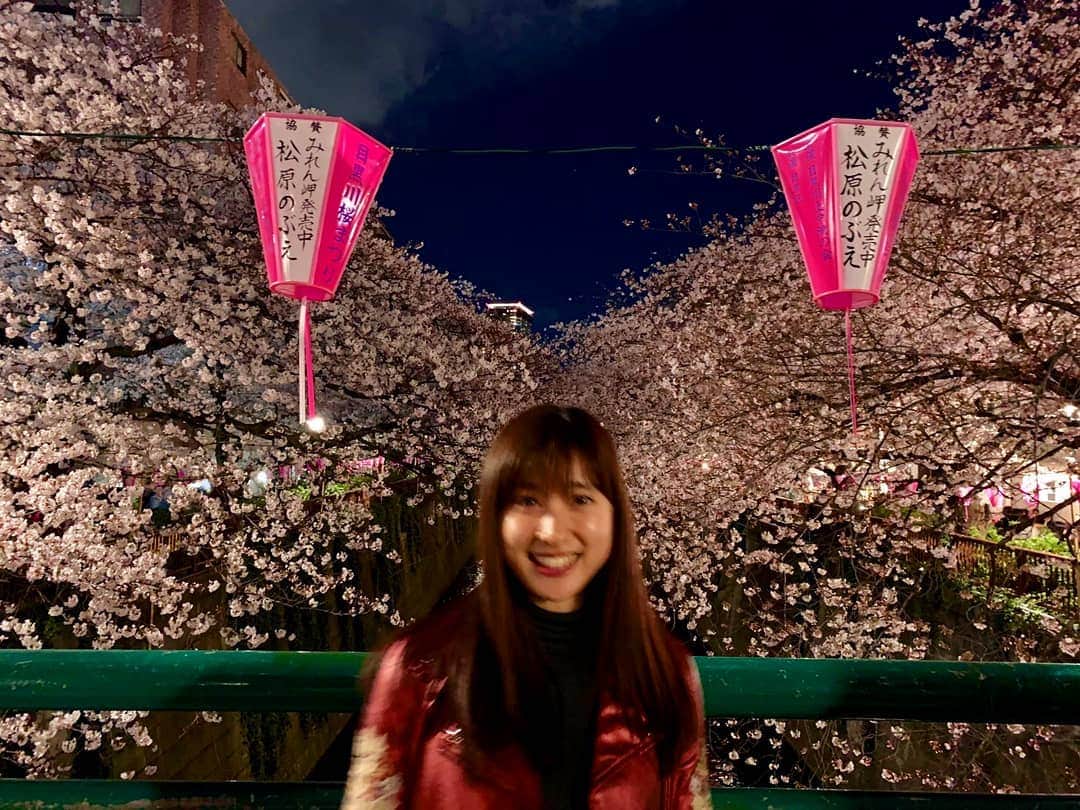 のインスタグラム：「新元号、決まりましたね✨ 「令和」 この文字と響きが伝えられた瞬間、 一緒にいた人たちの反応というか空気が 今までに体験したことのない なんともいえない一体感があって 見えない新しい命を みんなが一緒に感じたような とても不思議な空気を感じました。  こうやって昔から 元号を新しくしてきたんだなぁ というような 歴史みたいなものも感じつつ 一瞬、 時代を超えたような感覚もあって いやー、なんだかすごく 稀有な瞬間でした😊  字の印象が意外だったなぁ。 昭和、平成と 近い存在の元号が 四角い雰囲気の漢字だったので 見た感じが とてもシュッとしてる気がして💡  響きも意外で、 エリック・クラプトンさんの 「Layla」をよく聴くし なんなら今日の朝も聴いてたので おおおっ響きが似てる！と 個人的に盛り上がってました。笑 ちなみに令和の場合は ローマ字表記だと「Reiwa 」だそうです💡  あと少しの平成も もうすぐやってくる令和も 素敵な時間となりますよう✨✨✨ ということで 平成最後の夜桜と一緒に😊✨✨」