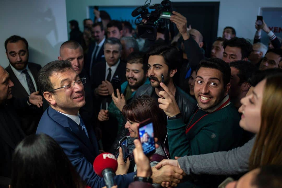 ルモンドさんのインスタグラム写真 - (ルモンドInstagram)「Ekrem Imamoglu, candidat du parti d'opposition CHP pour la mairie d'Istanbul, donne une conférence de presse après l'annonce des résultats en sa faveur le 1er avril. La défaite est cuisante pour le président turc, Recep Tayyip Erdogan. Dimanche 31 mars, à l’issue d’élections municipales pleines de suspense, son Parti de la justice et du développement (AKP, islamo-conservateur) a perdu la main sur Ankara, la capitale, et Istanbul, le poumon économique et financier du pays, selon près de 99 % de bulletins dépouillés. Depuis vingt-cinq ans, les deux plus grandes villes de Turquie étaient des fiefs imprenables de l’AKP. - Photo : Yasin Akgul (@yasinakgul2) / AFP (@afpphoto) - #Turquie」4月1日 18時36分 - lemondefr