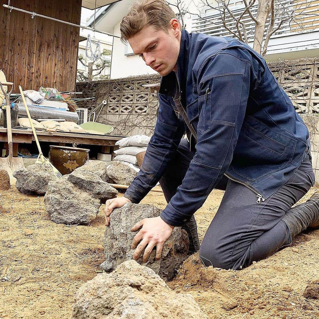 村雨辰剛さんのインスタグラム写真 - (村雨辰剛Instagram)「Playing around in the dirt with some stones. #japanesegardening」4月1日 18時49分 - tatsumasa.murasame