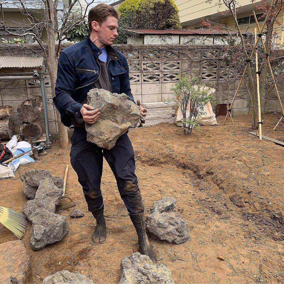 村雨辰剛さんのインスタグラム写真 - (村雨辰剛Instagram)「Playing around in the dirt with some stones. #japanesegardening」4月1日 18時49分 - tatsumasa.murasame