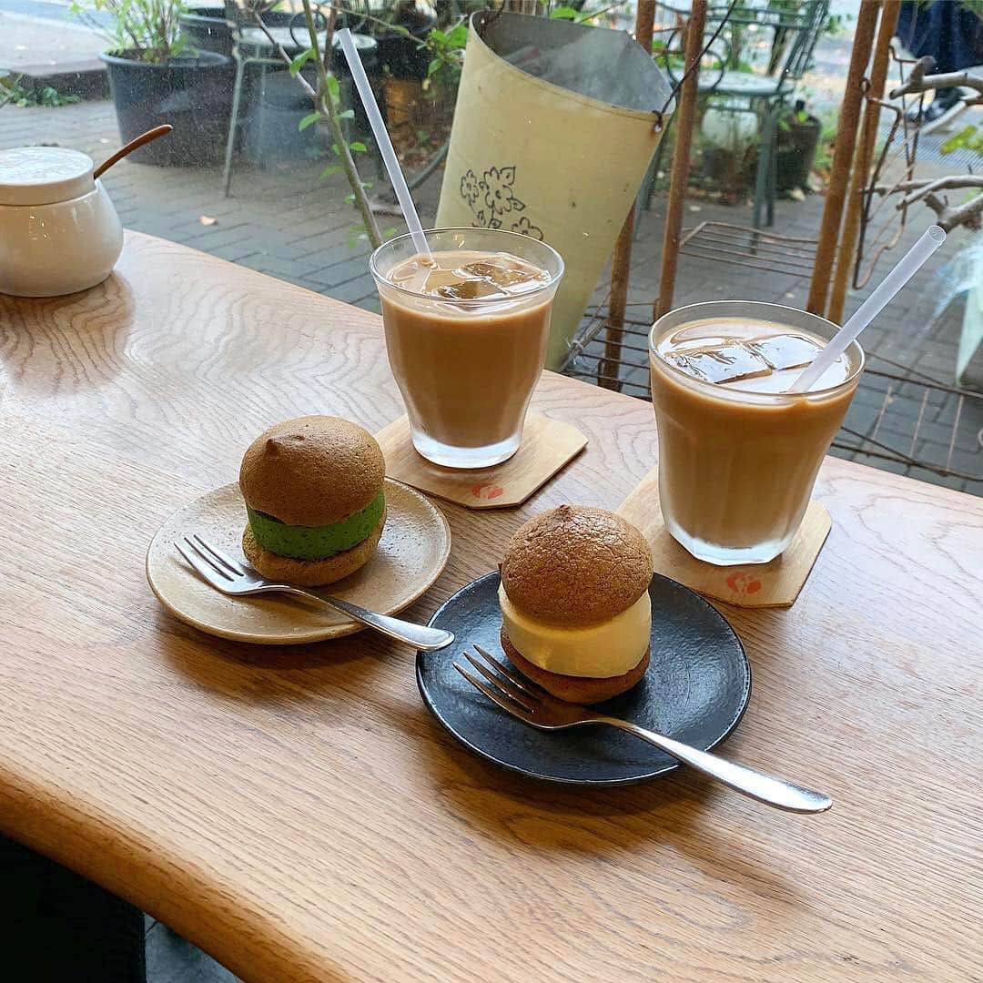 isutaさんのインスタグラム写真 - (isutaInstagram)「. 奈良にあるカフェ「空気ケーキ。」をご紹介♡ . ならまちや奈良公園からも徒歩で行けるお店です。 . ショーケースに並べられた鮮やかなスイーツについ目を奪われてしまいますが、中でも人気なのが「空気ケーキ」。 . さっくりした軽やかな食感の生地に優しい甘さのクリームがサンドされた新感覚スイーツなんです！ . ころんとした愛くるしい形も魅力的で、小さくても存在感がありますよね❤︎ _____ 空気ケーキ。 open：9:00～19:30 close：水曜日 access：奈良県奈良市高畑町738-2ふれあい会館1階 近鉄奈良駅・JR奈良駅より市内循環バスに乗って破石町下車。東へ徒歩すぐ。 _____ photo by @__park.m @maki__218 . #isuta #isutapic #isutacafe #イスタ #奈良カフェ #空気ケーキ」4月1日 18時42分 - isuta_jp