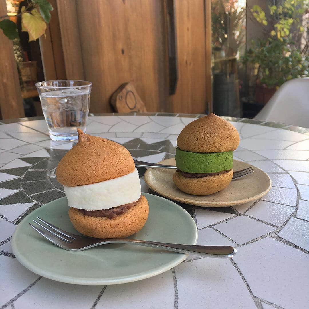 isutaさんのインスタグラム写真 - (isutaInstagram)「. 奈良にあるカフェ「空気ケーキ。」をご紹介♡ . ならまちや奈良公園からも徒歩で行けるお店です。 . ショーケースに並べられた鮮やかなスイーツについ目を奪われてしまいますが、中でも人気なのが「空気ケーキ」。 . さっくりした軽やかな食感の生地に優しい甘さのクリームがサンドされた新感覚スイーツなんです！ . ころんとした愛くるしい形も魅力的で、小さくても存在感がありますよね❤︎ _____ 空気ケーキ。 open：9:00～19:30 close：水曜日 access：奈良県奈良市高畑町738-2ふれあい会館1階 近鉄奈良駅・JR奈良駅より市内循環バスに乗って破石町下車。東へ徒歩すぐ。 _____ photo by @__park.m @maki__218 . #isuta #isutapic #isutacafe #イスタ #奈良カフェ #空気ケーキ」4月1日 18時42分 - isuta_jp