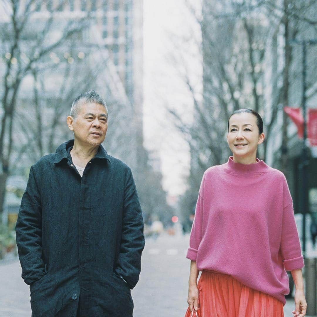 濱田英明のインスタグラム：「@houseoflotuskaren & Shigesato Itoi, 2019 #ほぼ日 #生活のたのしみ展 #桐島かれん #糸井重里 #pentax67」