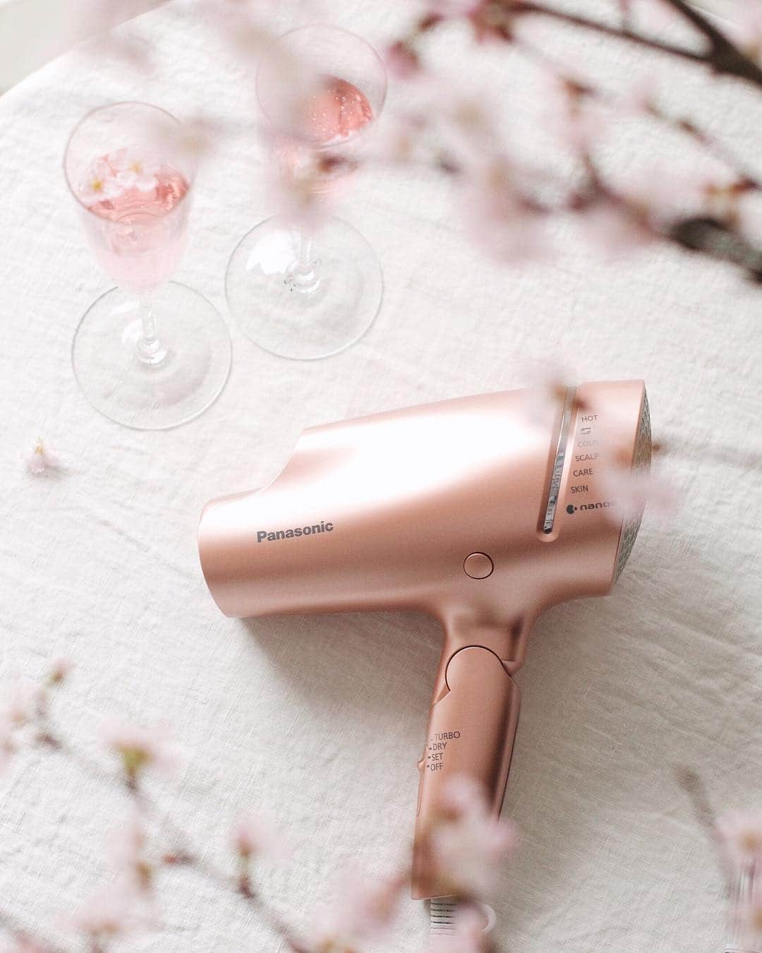 PanasonicBeautyさんのインスタグラム写真 - (PanasonicBeautyInstagram)「Panasonic Beauty 今日から４月。 桜も各地で咲き始めて、いよいよ春本番ですね🌸 ・ お花見などでいろんな人に会うこの季節は、 いつもより写真を撮る機会が増えるのでは？ ・ そんなときは、 ドライヤー「ナノケア」で髪に自信をつけましょう✨ ・ 「ナノケア」は、乾かしながら 髪にツヤとうるおいを与えて 髪質を改善してくれるんですよ。 ・ 春のキレイはつややかな髪から💕 ・ #PanasonicBeauty #パナソニックビューティ #Panasonic #パナソニック #美容 #美容家電 #ナノドラ #ナノケア #ドライヤー #ナノケアドライヤー #速乾 #髪質改善 #ナノイー #ヘアエステ #乾燥 #パサつき #スタイリング #うるおい #艶髪 #天使の輪 #桜 #お花見 #お花見コーデ #美髪ケア #美活 #自分磨き #新元号 #入社式 #入学式 #新生活準備」4月1日 18時43分 - panasonic_beauty