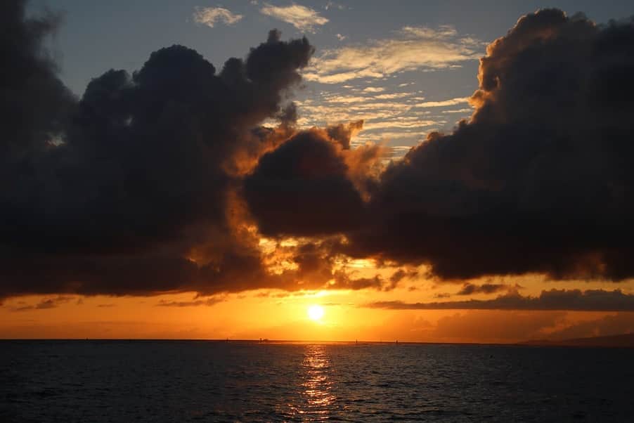 坂元美香さんのインスタグラム写真 - (坂元美香Instagram)「sunset today! 2019/03/31 . 最後は雨雲の写真 . #sunsetphotobymikasakamoto #sunset #hawaii #sunsetlovers #sunsethunter #ハワイ #夕陽 #夕日 #イマソラ」4月1日 18時43分 - mika_saka