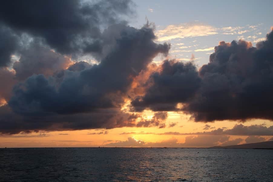 坂元美香さんのインスタグラム写真 - (坂元美香Instagram)「sunset today! 2019/03/31 . 最後は雨雲の写真 . #sunsetphotobymikasakamoto #sunset #hawaii #sunsetlovers #sunsethunter #ハワイ #夕陽 #夕日 #イマソラ」4月1日 18時43分 - mika_saka