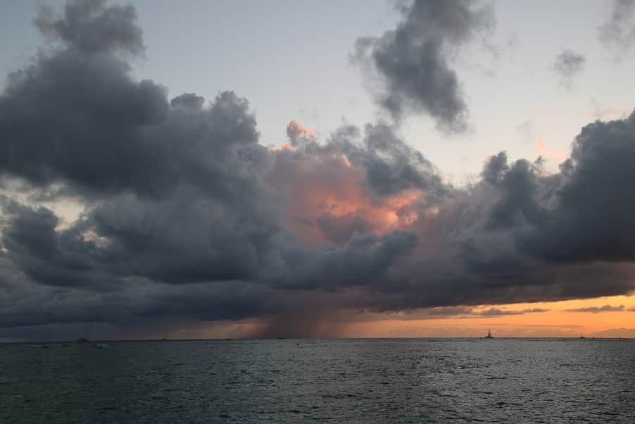 坂元美香さんのインスタグラム写真 - (坂元美香Instagram)「sunset today! 2019/03/31 . 最後は雨雲の写真 . #sunsetphotobymikasakamoto #sunset #hawaii #sunsetlovers #sunsethunter #ハワイ #夕陽 #夕日 #イマソラ」4月1日 18時43分 - mika_saka