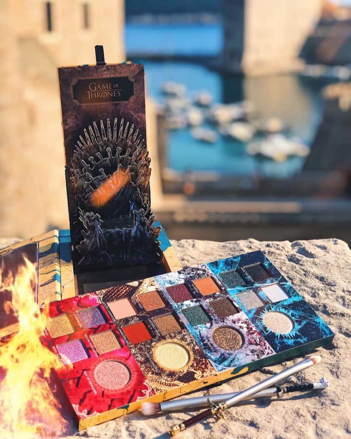 sananasのインスタグラム：「FOR THE THRONE ⚔️ @UrbanDecayCosmetics x @GameOfThrones 💜Swipe up pour voir les autres produits 😍J’ai tellement ri en voyant le nom du fard « Bend the knee » 😂 Vous en pensez quoi de cette collection ? Elle sortira le 14 avril sur le site d’Urban Decay et le 29 avril sur le site de Sephora ! Quel est votre personnage préféré de la série ? Moi j’adore le duo Tyrion-Bronn ! . #Got #UrbanDecayxGameOfThrones #UrbanDecay #UrbanDecayPartner #Dubrovnik #ForTheThrone #UDPartner」